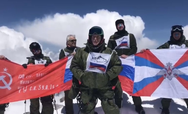 <i>Военные альпинисты совершили восхождение на Эльбрус в честь Дня России</i>
