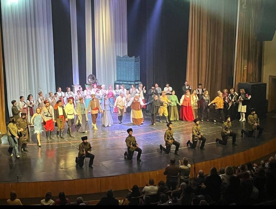 На Ставрополье воспитанники казачьего ансамбля «Истоки» дебютировали в спектакле «Свадьба в Малиновке»