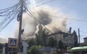 В Махачкале ликвидируют последствия пожара на крыше дома в Узбекгородке