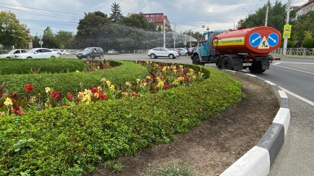 <i>В Ставрополе из-за жары приходится интенсивнее поливать городские цветники</i>