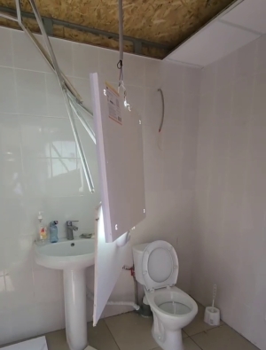 Во Владикавказе вандалы разломали потолок в туалете парка