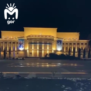 Сильный ветер повалил новогоднюю ёлку в центре Карачаевска