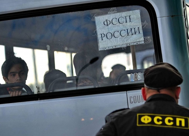 <i>Ставропольские судебные приставы отправляют домой нелегальных мигрантов</i>