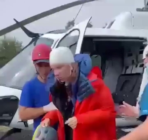 В КБР спасатели эвакуировали на вертолёте трёх пострадавших во время камнепада