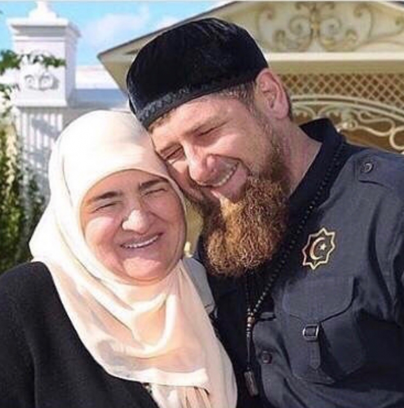 Глава Чечни со своей матерью 