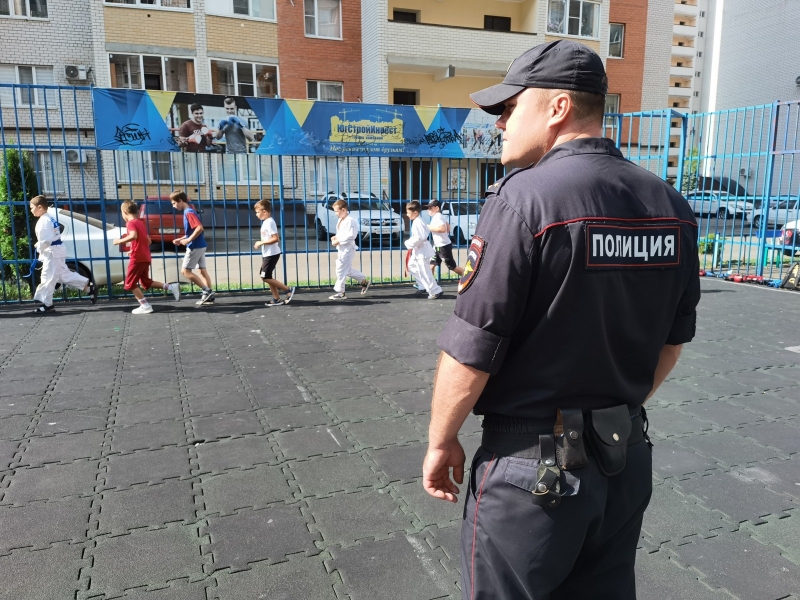 Ставропольские полицейские с общественниками устроили зарядки с детьми