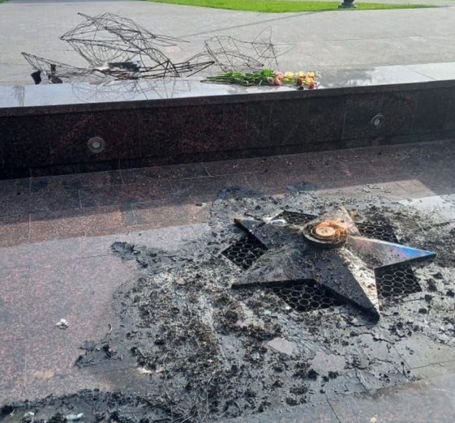 <i>В Кисловодске ищут вандалов, сжёгших венки на мемориале Великой Отечественной войны</i>