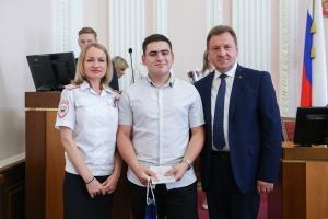 Из рук главы Ставрополя получили паспорта 14-летние горожане