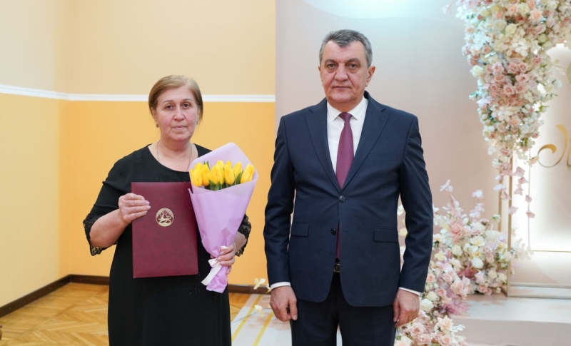 Сергей Меняйло вручил награды отличившимся труженицам Северной Осетии