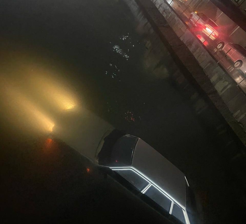 В Махачкале в канале КОР снова утонула машина