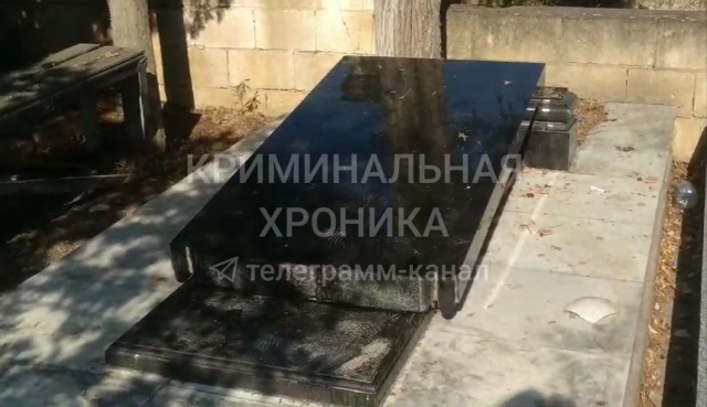 <i>В Дагестане внук-вандал разрушил плиту на могиле бабушки</i>