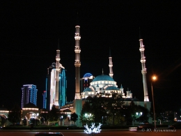 <i>Мечеть «Сердце Чечни» и высотный ансамбль «Грозный Сити»</i>