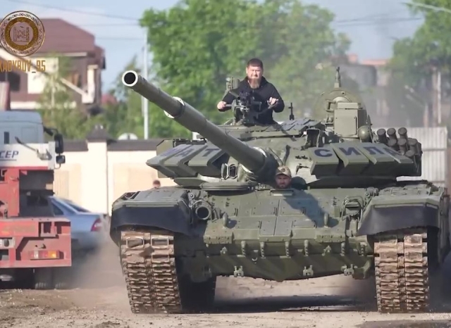 <i>Глава Чечни сравнил комфорт модернизированного «денацификатора» Т-72 с Maybah</i>