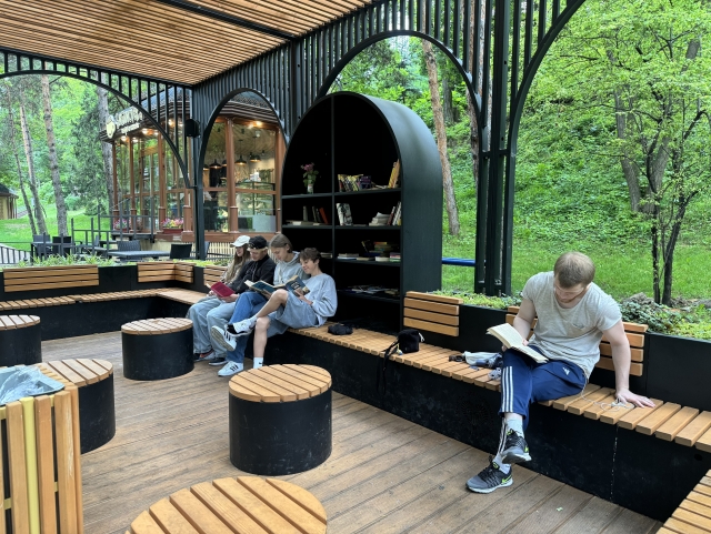 <i>В парклетах Кисловодска открыли народные уличные библиотеки</i>