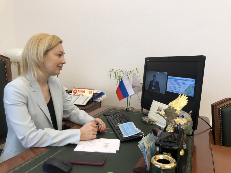 Ольга Тимофеева слушает отчет губернатора