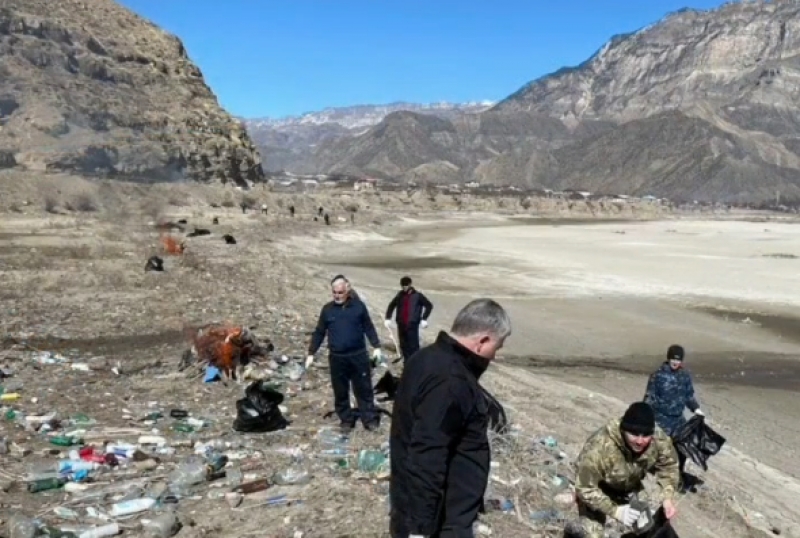 В Дагестане полицейские расчистили русло Ирганайского водохранилища