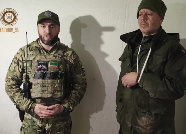 <i>Чеченские бойцы показали новый трофей — «счастливчика» Евгения</i>