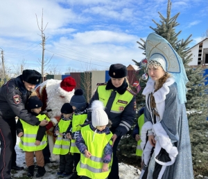 В Пятигорске полицейский Дед Мороз и Снегурочка рассказали детсадовцам о ПДД