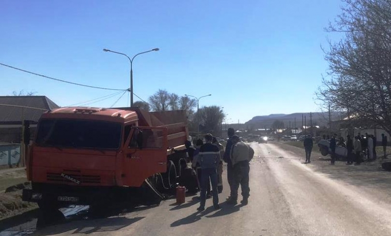 В КЧР семеро пострадали при столкновении легковушки с «КамАЗом»