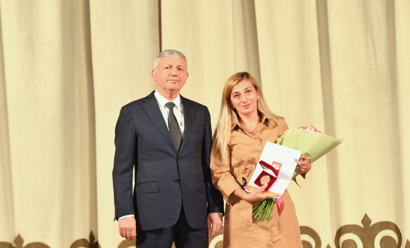 Вячеслав Битаров вручил награды волонтерам и предпринимателям за борьбу с коронавирусом