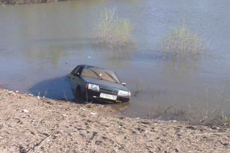 В КБР автомобиль с девушкой и двумя детьми упал в реку