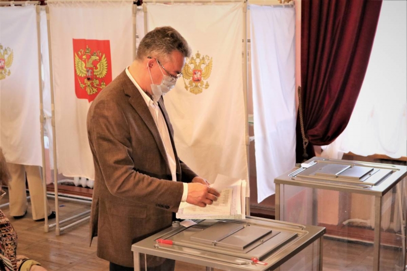 Губернатор голосует на одном из участков в Ставрополе