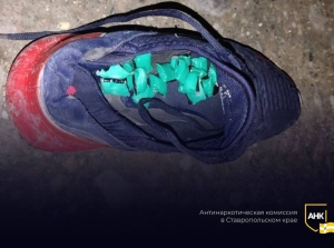 Переобулся: В Георгиевске наркодилер выбросил в окно ВАЗа туфлю с товаром