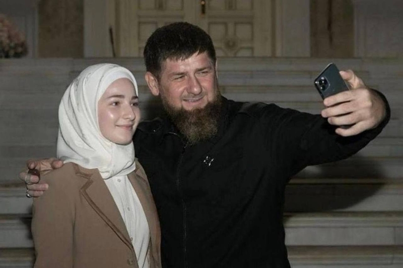 Девятнадцатилетнюю дочь Кадырова наградили медалью за заслуги перед Чечней