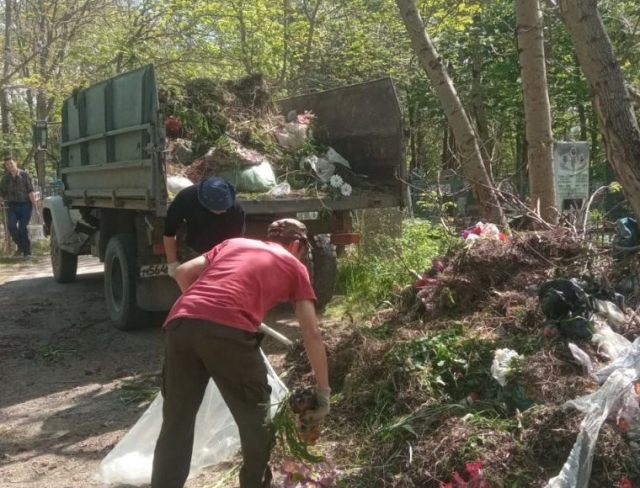 <i>Накануне Пасхи и Радоницы с кладбищ Ставрополя вывезли 850 тонн мусора</i>