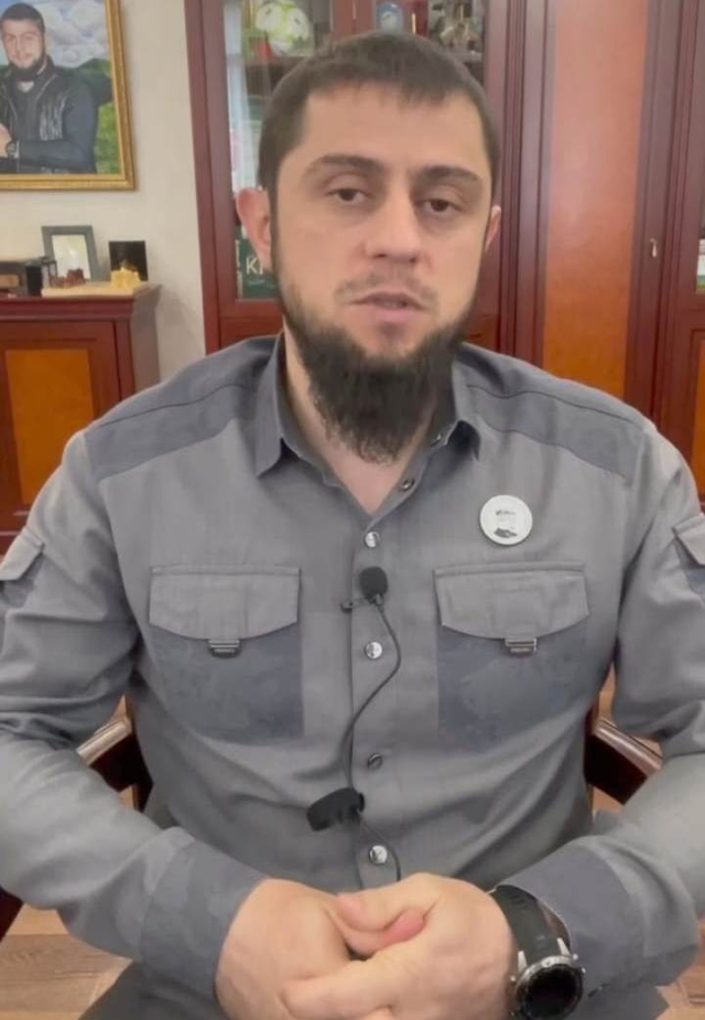 <i>Чиновники в Чечне поддержали сына Кадырова за избиение поджигателя Корана</i>
