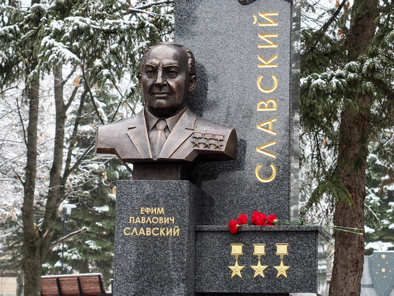 Памятник открыт в сквере Победы