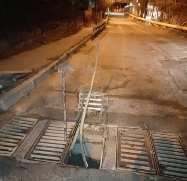 <i>В Ставрополе дорожники оперативно устранили деформацию ливневки после проезда фуры</i>