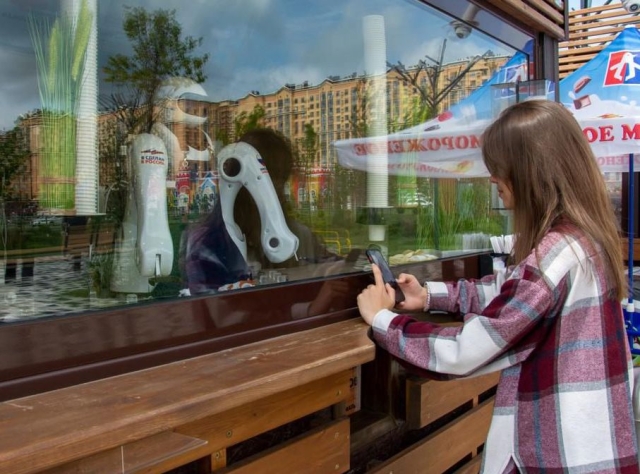 <i>Без выходных: В Ставрополе робот-бариста продал свыше 10 тысяч стаканчиков кофе</i>