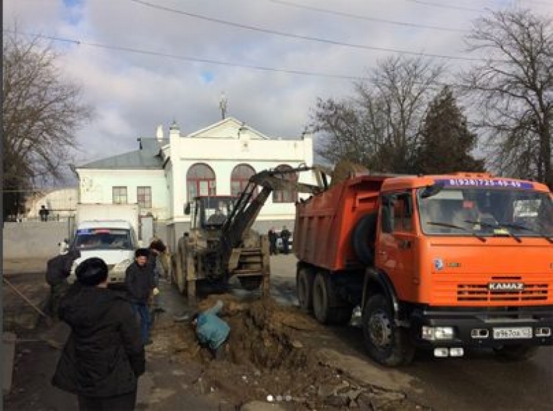 «Сунжа-Водоканал» устраняет порыв водопровода в городе