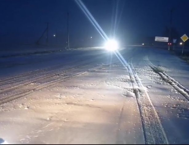<i>На Ставрополье ГИБДД предупредила водителей о скользкой дороге из-за снега</i>