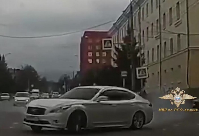 <i>Во Владикавказе полиция задержала устроившего дрифт на «Ниссане» юного автохама</i>