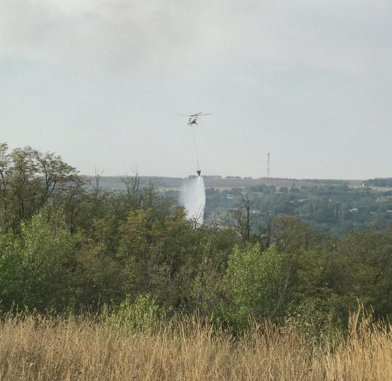 Вертолет МЧС мониторит территорию на предмет очагов возгорания