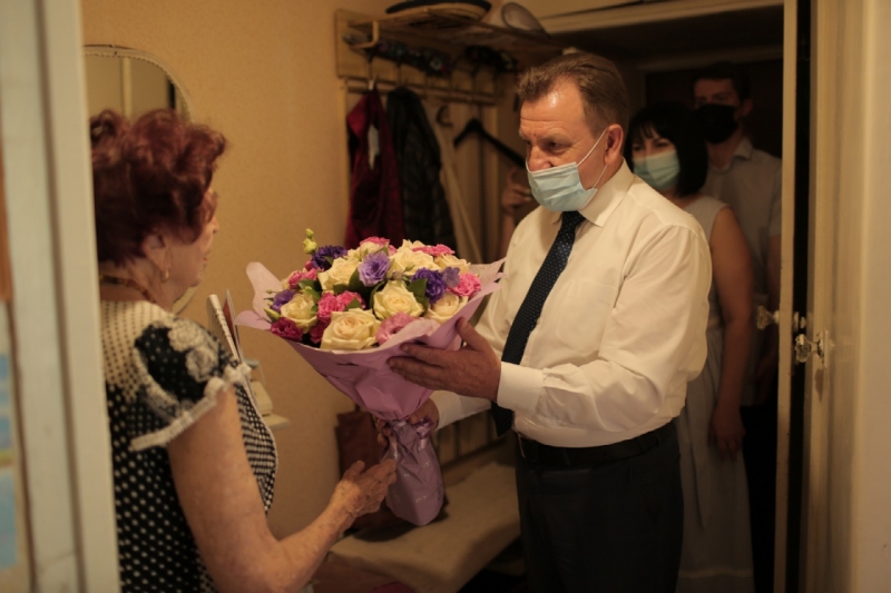 В Ставрополе мэр Иван Ульянченко поздравил ветерана Зою Маринич