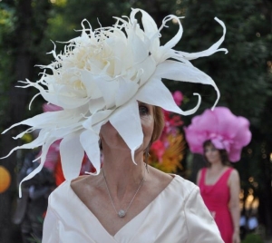 Жителей и гостей Ессентуков сразило дефиле цветочных шляп