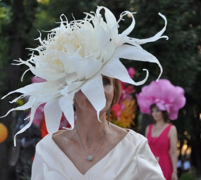 <i>Жителей и гостей Ессентуков сразило дефиле цветочных шляп</i>