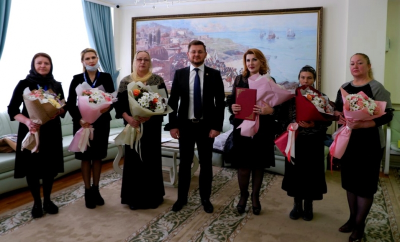 Салман Дадаев поздравил с Днем матери жительниц Махачкалы