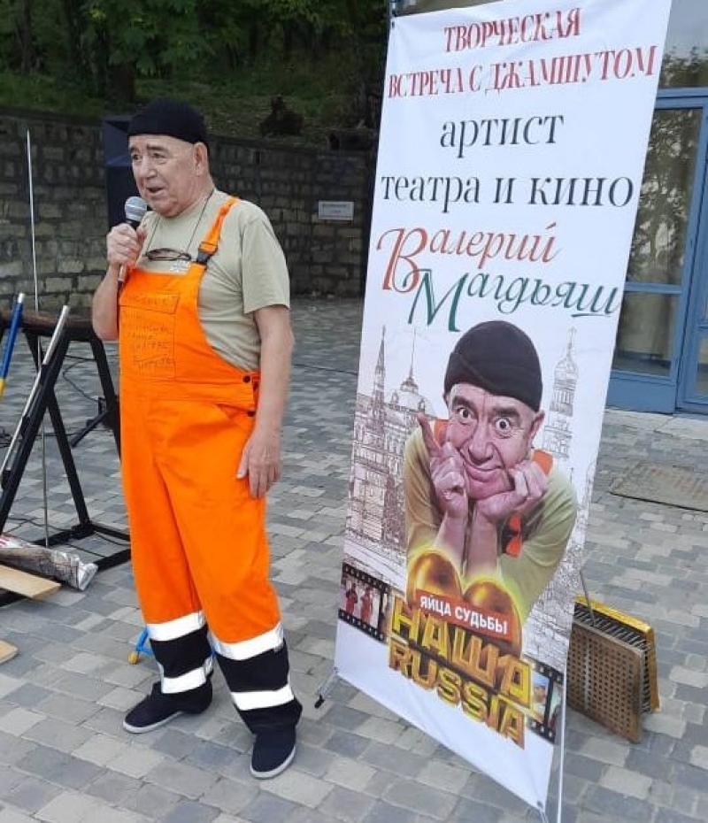 Самый известный "гастарбайтер" России передал книгу в Народную библиотеку Железноводска