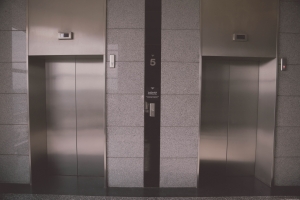 В этом году в Ставрополе заменят 55 лифтов