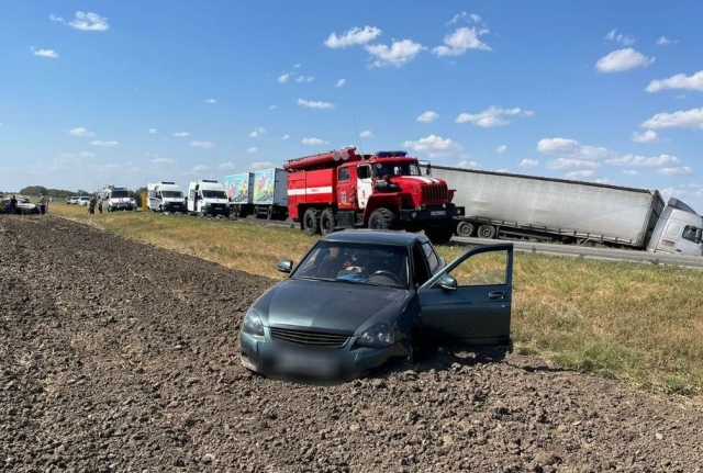 <i>На Ставрополье лихач устроил тройное ДТП и сам погиб в аварии</i>