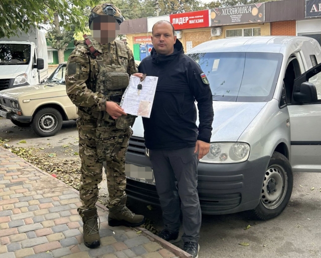 <i>Мэр Железноводска Евгений Бакулин привез бойцам в зону СВО бронированную машину</i>