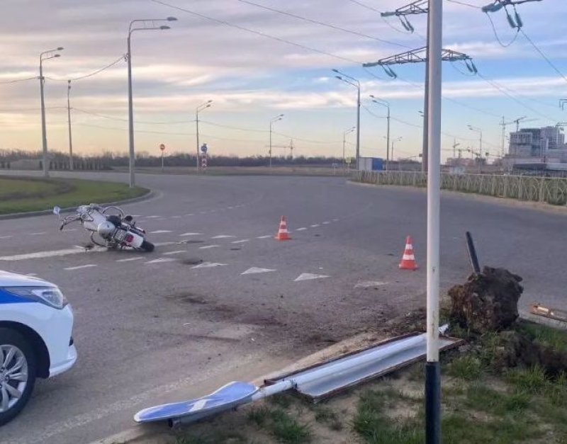 В Ставрополе пьяный байкер протаранил дорожный знак на проспекте Российском