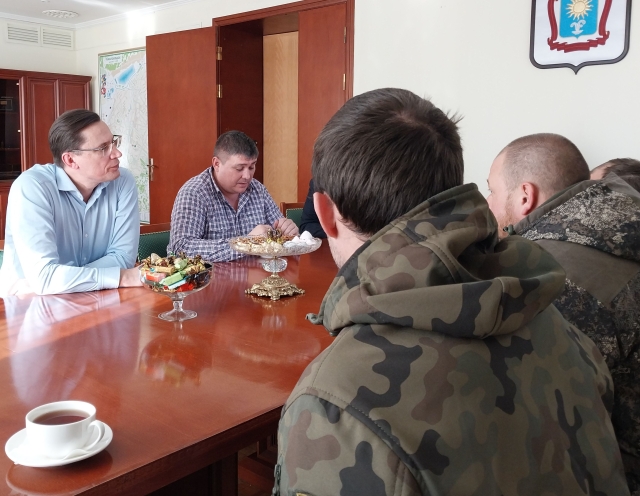 <i>Мэр Кисловодска встретился с бойцами-отпускниками</i>