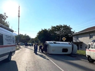 В посёлке Иноземцево в ДТП перевернулась маршрутка, пострадала пожилая женщина