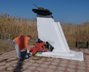 В Минводах на субботнике привели в порядок Памятник погибшим танкистам