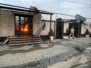В селе Приречное КБР пожарные потушили возгорание крыш трёх домов
